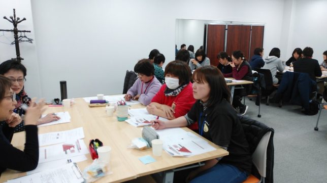 研修で意見を交換中です。